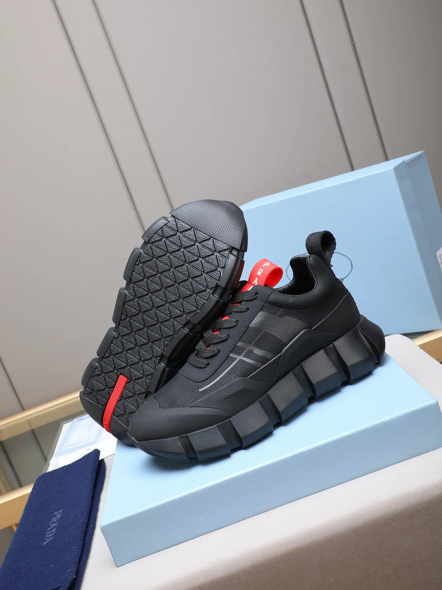 Men's shoes 💰500 PRADA/Prada men's lace-up casual sports shoes, the upper is made of imported first-layer calfskin, soft, comfortable and breathable ➕ washed sheepskin! The tongue is decorated with the PRADA brand letter logo. The rubber thick sole echoes the red label tongue. The style is fashionable and elegant. The details are carefully crafted. A casual sports shoe with a super western style and excellent breathability!  Size: 38-44 (45 46 customized)